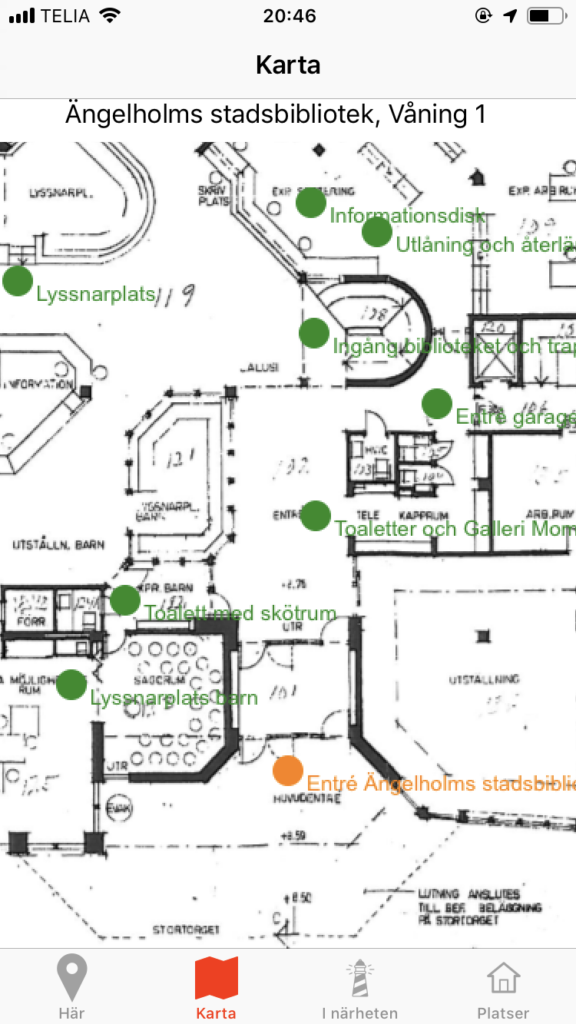 Karta över Ängelholms stadsbibliotek med fyrarna utmärkta. Ingången är orange medan de övriga är gröna.