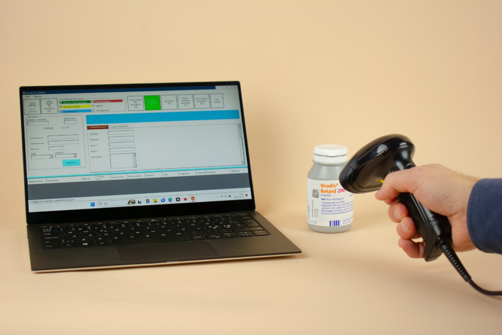 Laptop med streckkodsläsare där en burk med läkemedel skannas.